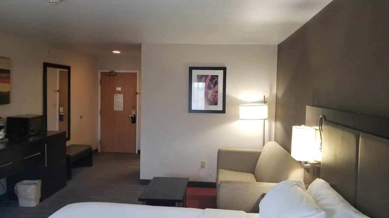 Holiday Inn Express Hotel & Suites Columbus Southeast Groveport By Ihg 2*,