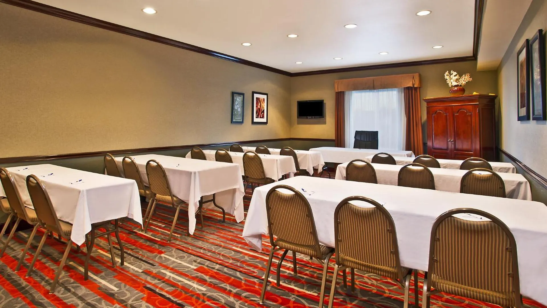Holiday Inn Express Hotel & Suites Columbus Southeast Groveport By Ihg 2*,